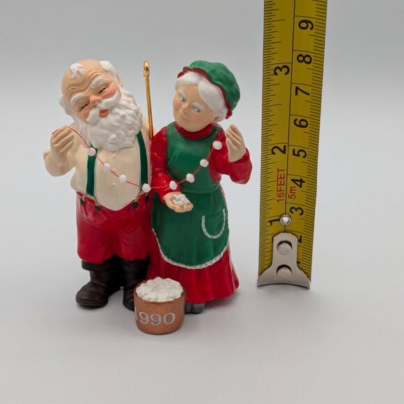 Hallmark Keepsake Popcorn Party Mr. and Mrs. Claus 1990, 5th in the Series - Picture 10 of 11